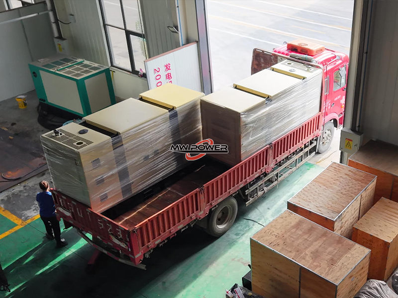 两台潍柴发电机组 运往制药厂